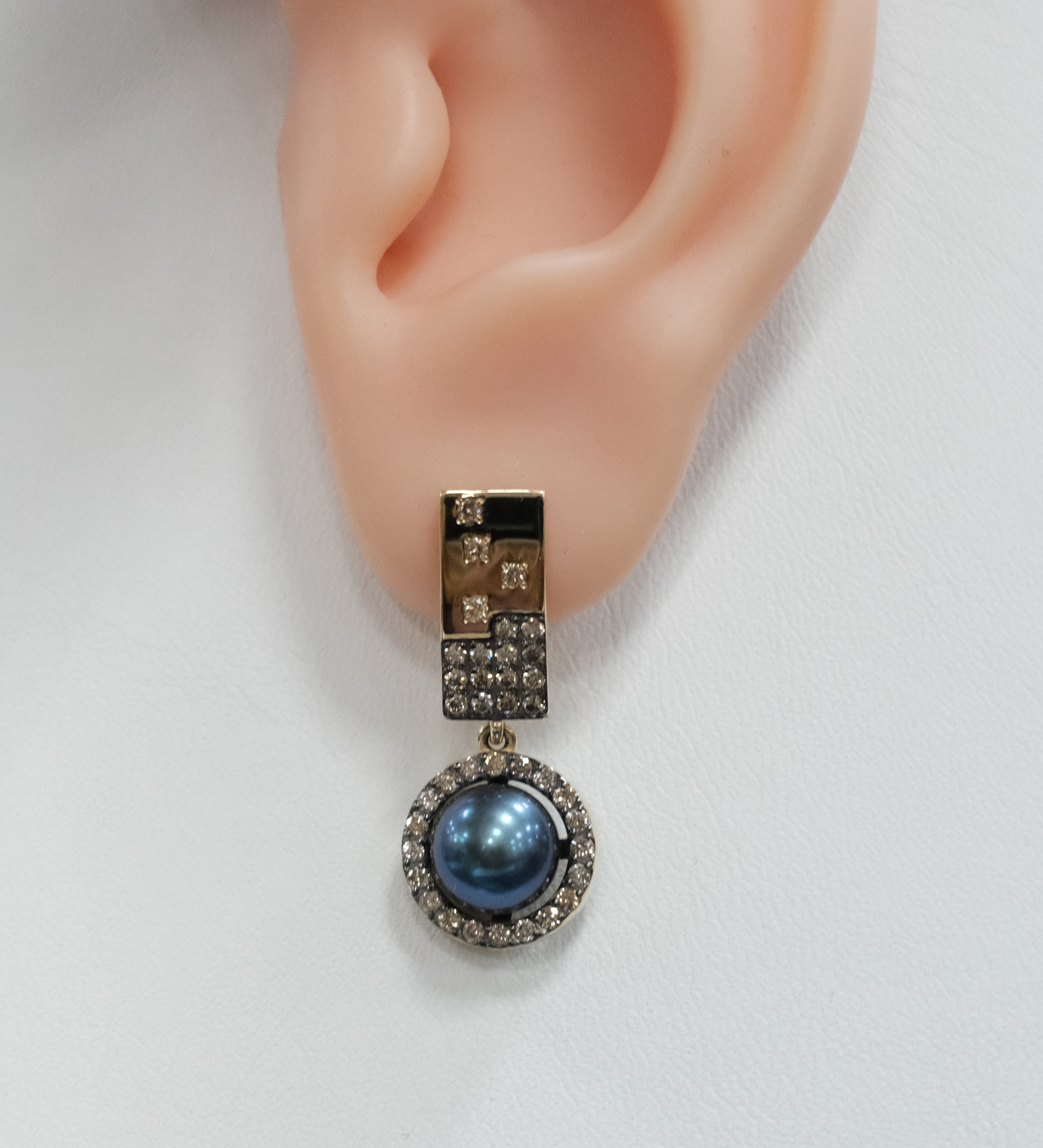 Серьги из желтого золота с черным жемчугом